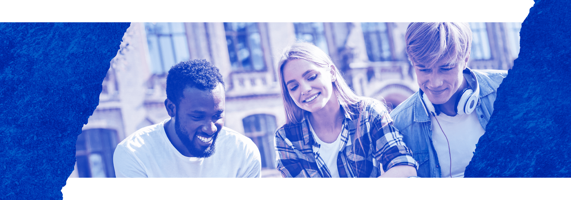 Três estudantes, sendo dois homens e uma mulher, todos sorrindo e olhando para o mesmo local